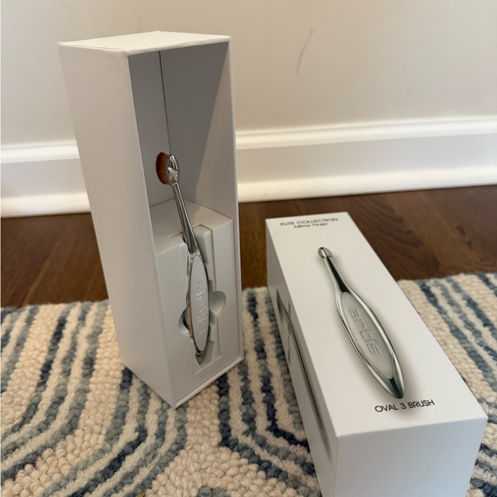 NIB - Unused Artis Elite Oval 3 Make Up Brush